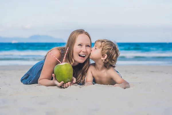 Мама і син насолоджуватися на пляжі — стокове фото