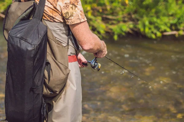 Hombre pescando en un río de montaña —  Fotos de Stock