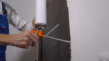 Genç tamirci yükleme kapı