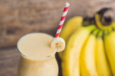 Arka plan üzerinde muz smoothie.