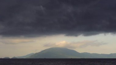 Zaman atlamalı çekim fırtına bulutları denizin üzerinde toplama