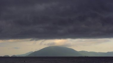 Zaman atlamalı çekim fırtına bulutları denizin üzerinde toplama