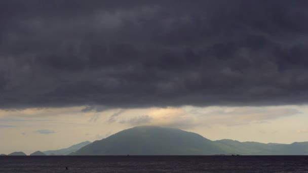 Zeitraffer Aufnahme Von Gewitterwolken Die Sich Über Dem Meer Sammeln — Stockvideo