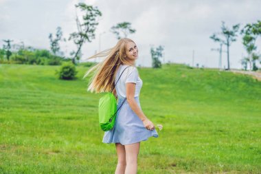 Katlanmış şişme koltuk ile duran genç kadın