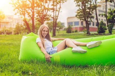 Genç kadın bir hava koltukta dinleniyor