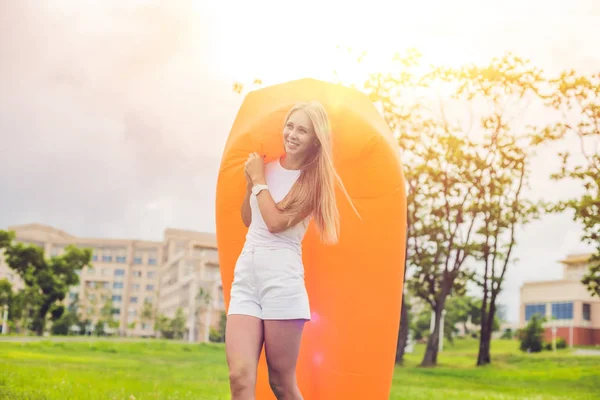 Giovane donna che riposa su un divano ad aria — Foto Stock