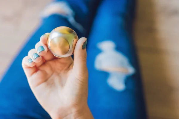 Mädchen Teenager spielt mit Spinner — Stockfoto