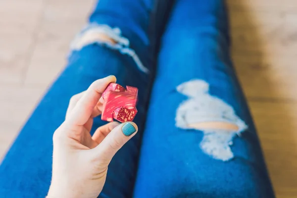 Girl teenager plays with spinner — Stock Photo, Image