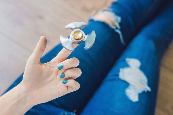 Girl teenager plays with spinner — Stock Photo, Image