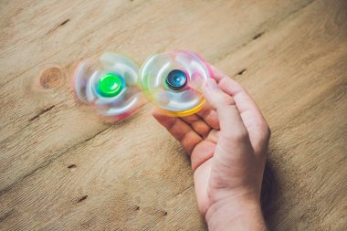 El spinner tutan bir adam el 