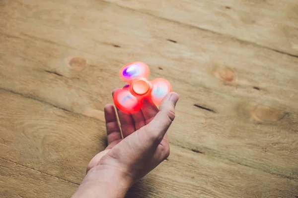 En man hand hållande hand spinner — Stockfoto