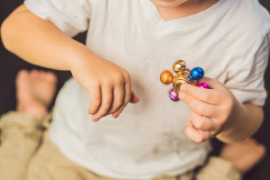 Değer değişimi ile genç çocuk oyun 