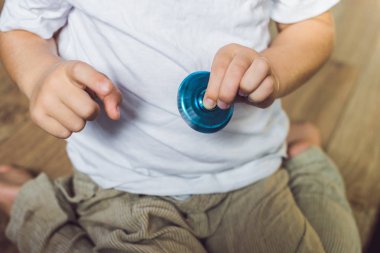 Değer değişimi ile genç çocuk oyun 