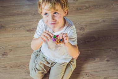 Değer değişimi ile genç çocuk oyun 