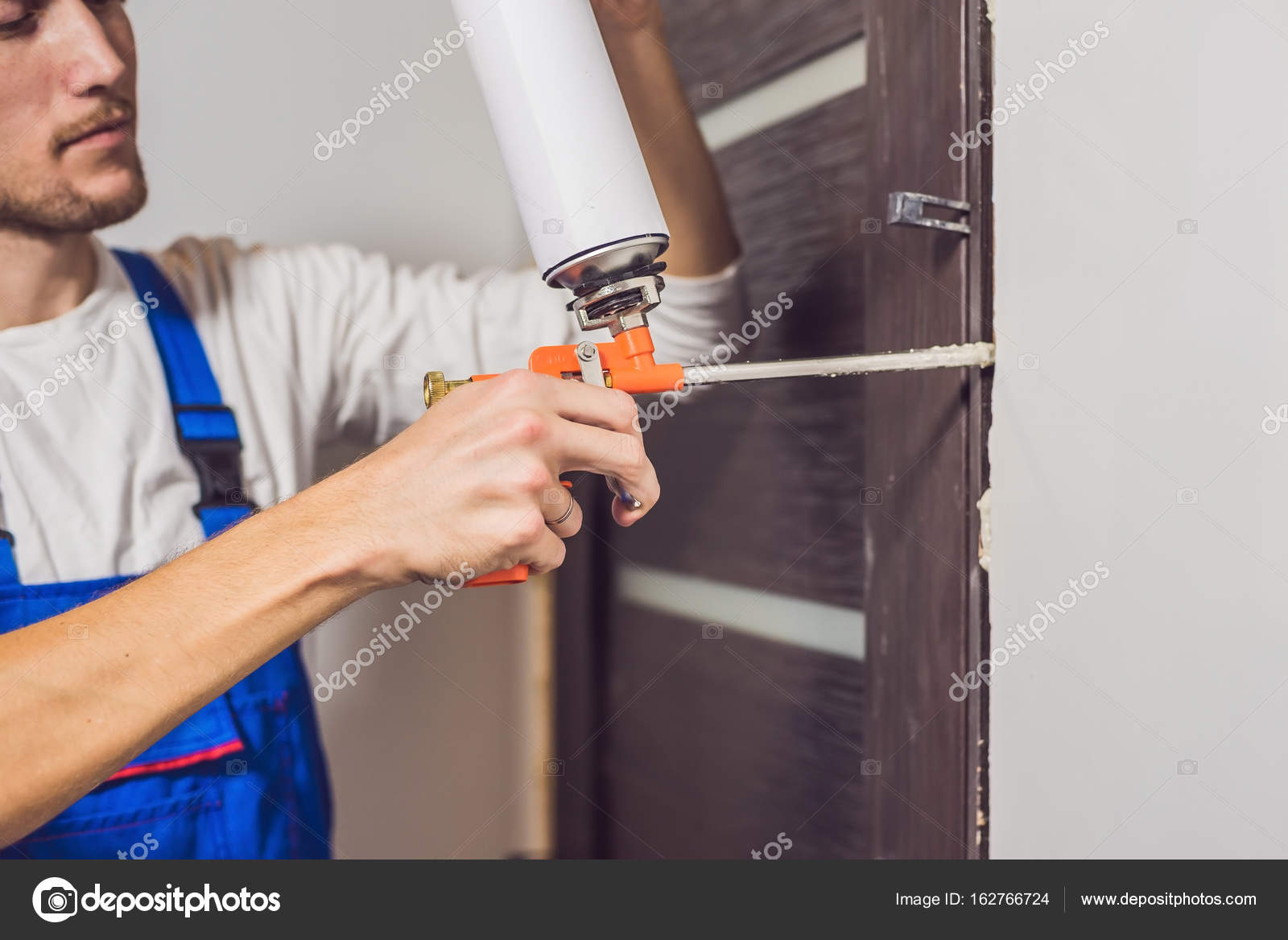 Young handyman installing door — Stock Photo © galitskaya 162766724