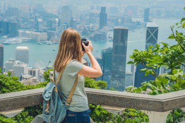 Genç kadın victoria harbor fotoğrafını çekmek 