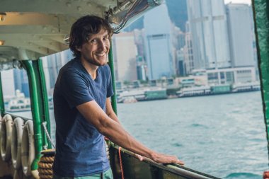 Genç adam bir feribot Hong Kong.