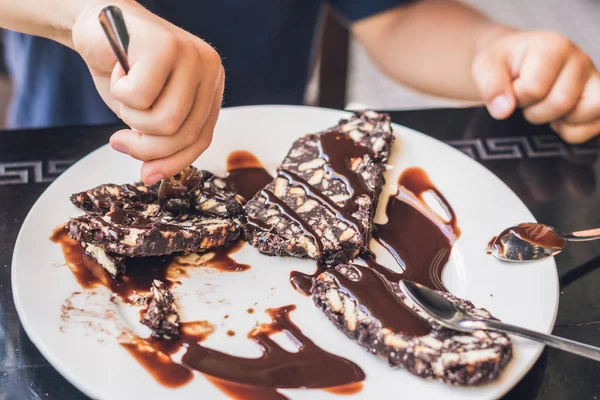 Csokoládé Patty Cake Csokoládé Öntettel Egy Fehér Lemezre — Stock Fotó