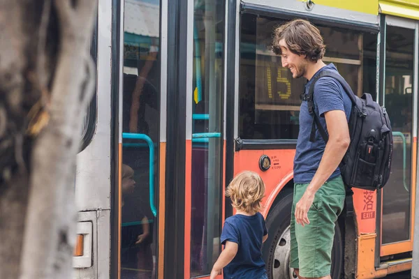 Far och son går att åka buss — Stockfoto