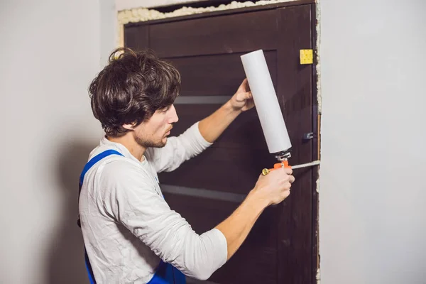 Junger Handwerker montiert Tür — Stockfoto