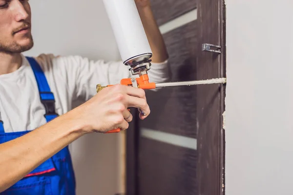 Junger Handwerker montiert Tür — Stockfoto