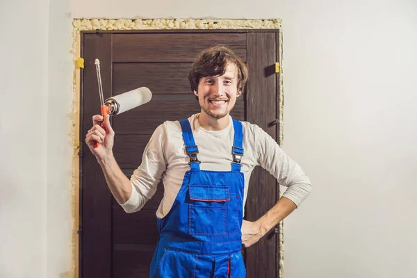 Jovem faz-tudo instalando porta — Fotografia de Stock