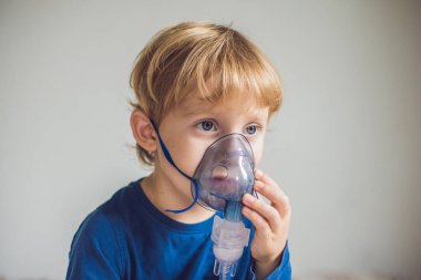 Çocuk bir Nebulizatör ile enhalasyon yapma 