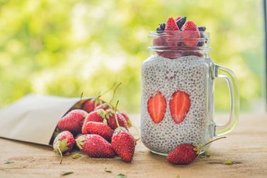 Chia puding ile sağlıklı katmanlı tatlı