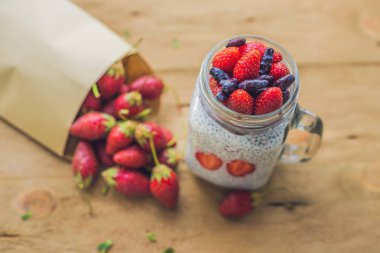 Chia puding ile sağlıklı katmanlı tatlı