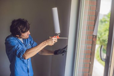 Adam pencere montaj yapar