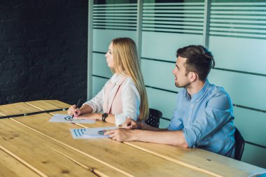 İş eğitim ofiste genç, çekici profesyoneller