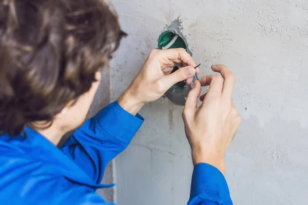 Électricien installation de prise dans une maison neuve — Photo