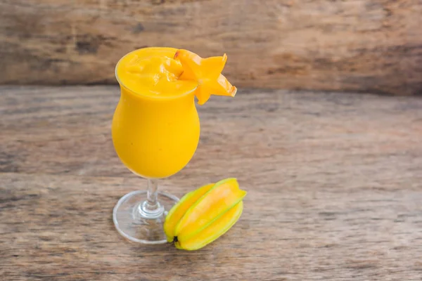 Frullato di mango e pezzi di carambola — Foto Stock