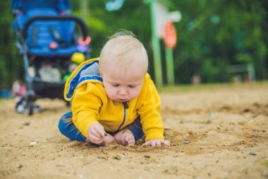 kumla oynayan yürümeye başlayan çocuk 