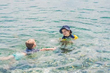 İki erkek tropikal denizde Yüzme