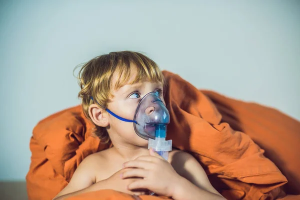 Niño haciendo inhalación con un nebulizador — Foto de Stock