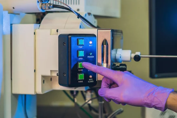 Scientifique Dans Laboratoire Travaille Avec Une Passerelle Microscope Électronique Mettre — Photo