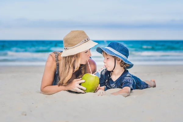 Мама і син насолоджуватися на пляжі — стокове фото