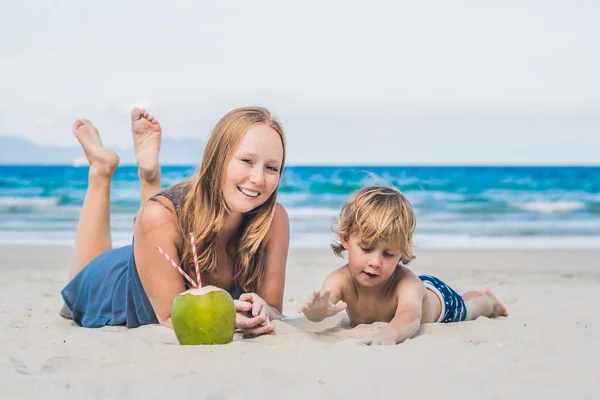 Mamma e figlio godono la spiaggia — Foto Stock