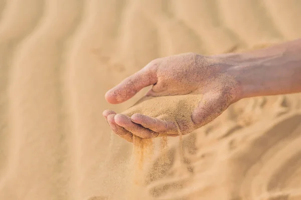 Sand puffs through the fingers — Stock Photo, Image