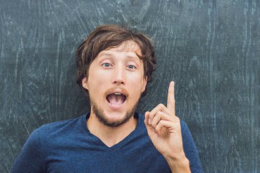 Metin ve simge yeri olan genç bir adam üstten görünüm o