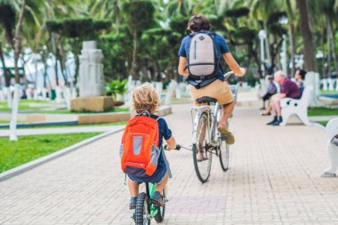 Mutlu aile açık havada bisiklet sürme 