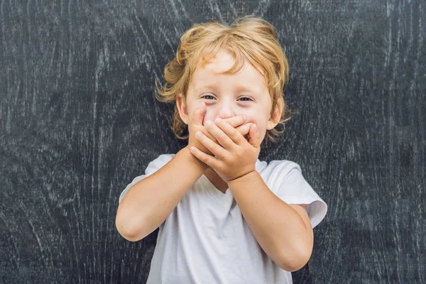 Ovanifrån av en liten blond pojke — Stockfoto