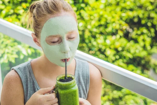 Yüz Yeşil Kil Maskesi Uygulama Kadın Güzellik Bakımı Taze Yeşil — Stok fotoğraf