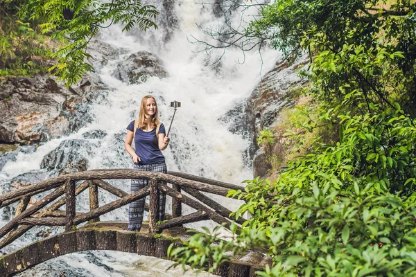 Молодая женщина возле водопада Удивительный Понгур — стоковое фото