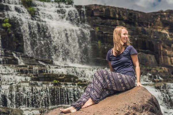 Jonge vrouw in de buurt van Amazing Pongour waterval — Stockfoto