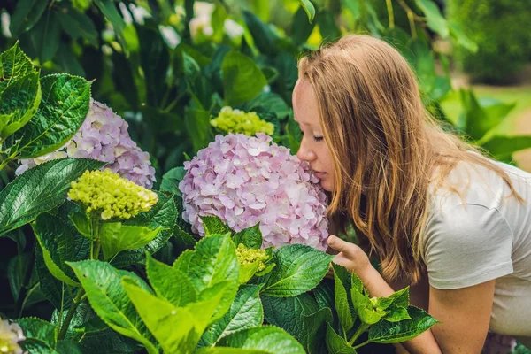 Bahçede hafif pembe ortanca olan kadın