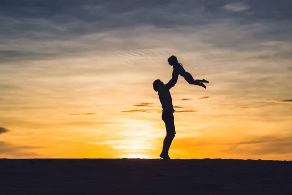 Батько і син у червоній пустелі на світанку — стокове фото