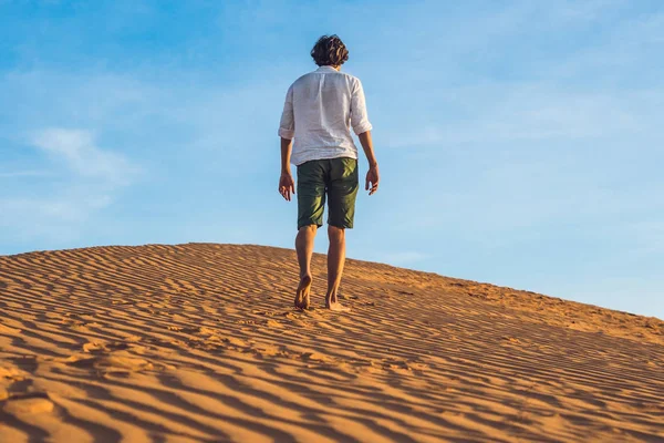 Un hombre perdido en el desierto rojo de Vietnam — Foto de Stock