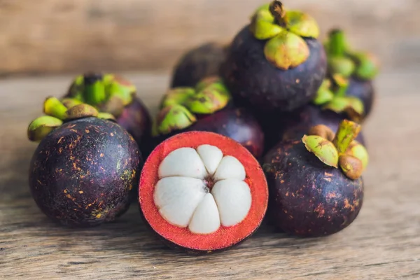 Ahşap masada mangosteen meyveleri